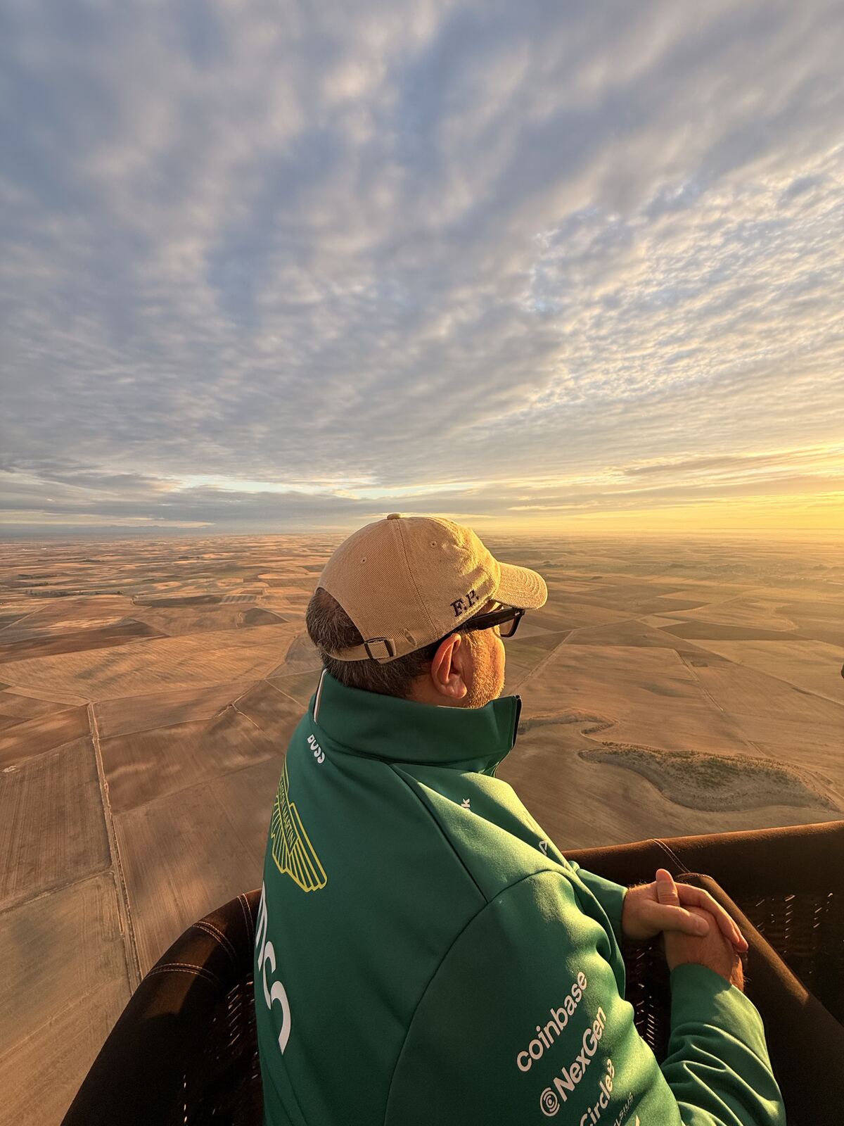 Fernando Pastor contempla los campos al amanecer desde la cesta de un globo