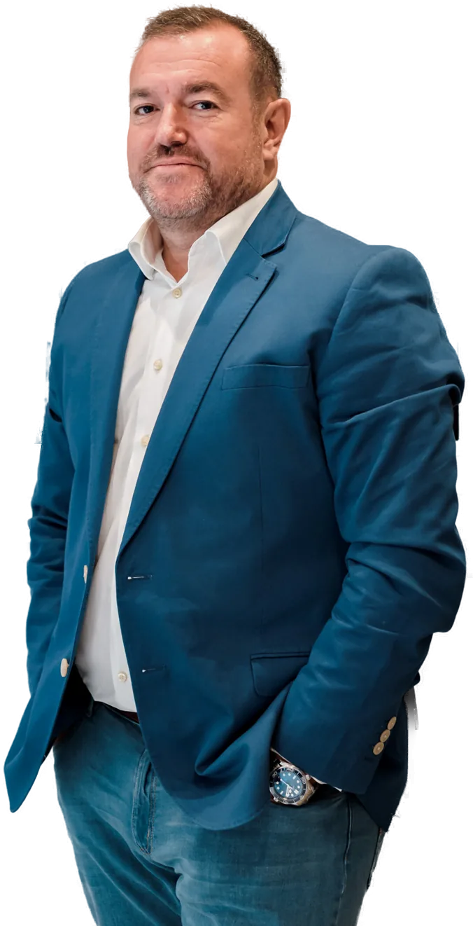 Fernando Pastor, con americana azul y las manos en los bolsillos